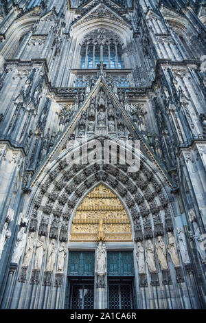 Der Kölner Dom (offiziell: Hohe Domkirche Sankt Petrus) ist eine römisch-katholische Kirche in Köln unter dem Patrozinium des Apostel Petrus. Stockfoto