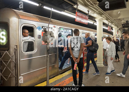 Ein Dirigent erwartet, die als Fahrgäste die S-Bahn, die U-Bahn Shuttle vom Times Square, der Grand Central Station eingeben. In Manhattan, New York City. Stockfoto