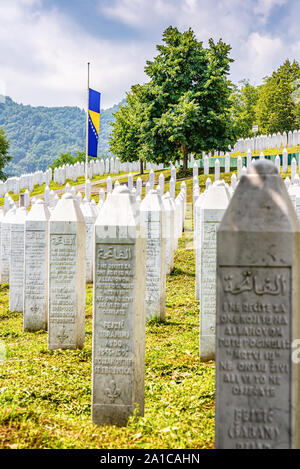 Potocari, Bosnien und Herzegowina - Juli 31., 2019. Gedenken an Massaker von Srebrenica mit bosnischen Flagge Stockfoto