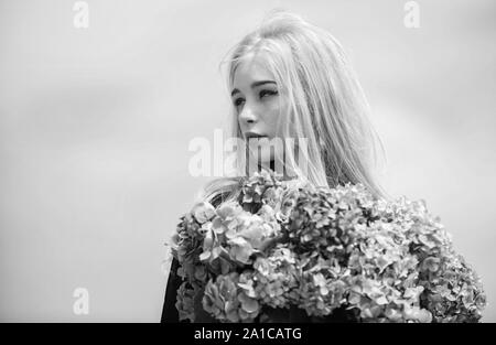 Pollenallergie. Sanfte Blume für die zarte Frau. Mädchen Ausschreibung blond halten Hortensie Blumen Blumenstrauß. Allergiefrei leben. Stop Allergie blühenden Jahreszeit. Genießen Sie Frühling ohne Allergie. Frühling blühen. Stockfoto