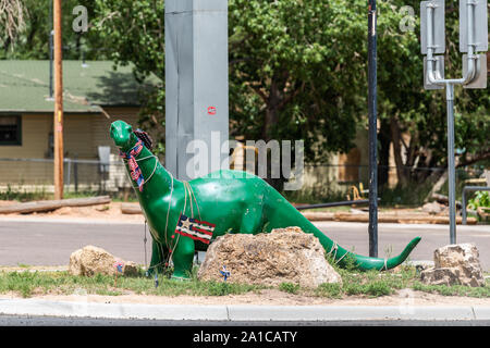 Manila, USA - 24. Juli 2019: Dinosaurier Skulptur in gas Sinclair Bahnhof in der Stadt in der Nähe von Flaming Gorge Utah National Recreational Area Park in der Nähe von Wyoming b Stockfoto