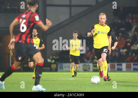 Burton Upon Trent, Großbritannien. 25 Sep, 2019. Liam Boyce von Burton Albion (27) schaut auf Lloyd Kelly von Bournemouth zu nehmen (26) Während der EFL Carabao Pokalspiel zwischen dem Burton Albion und Bournemouth an der Pirelli Stadium, Burton upon Trent, England am 25. September 2019. Foto von Mick Haynes. Nur die redaktionelle Nutzung, eine Lizenz für die gewerbliche Nutzung erforderlich. Keine Verwendung in Wetten, Spiele oder einer einzelnen Verein/Liga/player Publikationen. Credit: UK Sport Pics Ltd/Alamy leben Nachrichten Stockfoto