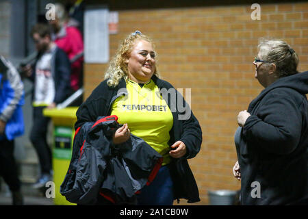 Burton Upon Trent, Großbritannien. 25 Sep, 2019. Burton Fans feiern die während der efl Carabao Pokalspiel zwischen dem Burton Albion und Bournemouth gewinnen bei der Pirelli Stadium, Burton upon Trent, England am 25. September 2019. Foto von Mick Haynes. Nur die redaktionelle Nutzung, eine Lizenz für die gewerbliche Nutzung erforderlich. Keine Verwendung in Wetten, Spiele oder einer einzelnen Verein/Liga/player Publikationen. Credit: UK Sport Pics Ltd/Alamy leben Nachrichten Stockfoto