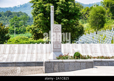 Potocari, Bosnien und Herzegowina - Juli 31., 2019. Grabstein mit arabischen Buchstaben in der Gedenkstätte für die Opfer des Völkermords Stockfoto