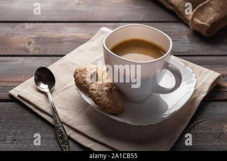 Tasse Kaffee mit Löffel und Klumpen von Zucker auf Leinen Servietten Stockfoto