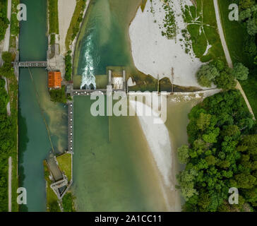 Vertikale Ansicht an der Isar und ein Wehr. Stockfoto