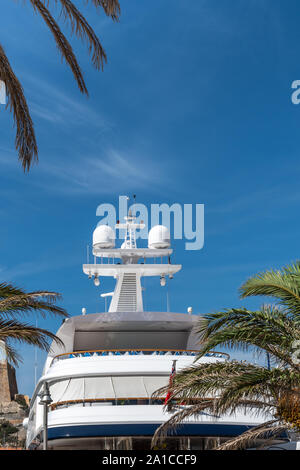 Mast moderne Yacht close-up gegen den blauen Himmel von Palmen umgeben Stockfoto