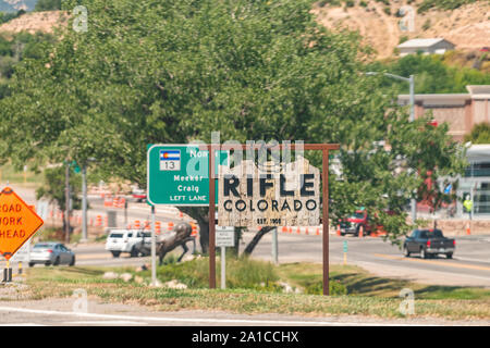 Gewehr, USA - 22. Juli 2019: Willkommen Zeichen für historische Stadt im Sommer in Garfield County, Colorado auf der Straße Stockfoto