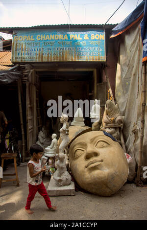 Die Gemeinschaft der clay Modeller in Kumartuli ist berühmt für ihr Idol, und Modellieren kleine industrielle Besetzung. Die uralte wirtschaftlich Benachteiligte und Behinderte Ton-modeler Gemeinschaft hauptsächlich auf dem Gebiet der kumartuli in ihrer Beschäftigungspolitik Größen in ihren traditionellen Modellieren Beruf gefördert zu konzentrieren. Die Welt der Artisan ist Weg in einer unscheinbaren Lane eines zentralen Kalkutta Durchgangsstraße versteckt. Die Verkehrsüberlastung hat viele der besser bekannten Bild Entscheidungsträger gezwungen, mehr der Räume anderweitig zu erreichen. Pocket nach Pocket schäbig Ton Stationen Linien sowohl seine si Stockfoto