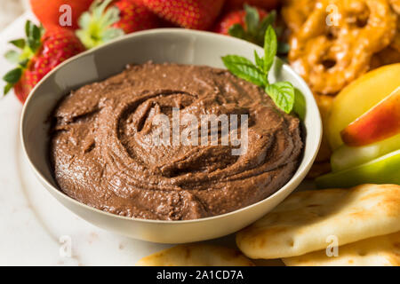 Hausgemachte Schokolade Dessert Hummus Dip mit Äpfeln und Naan Stockfoto