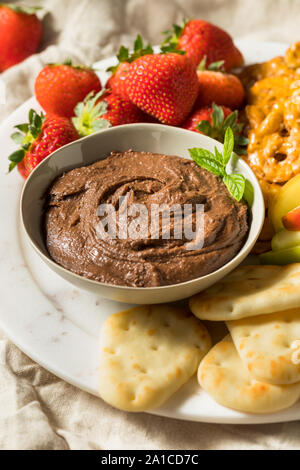 Hausgemachte Schokolade Dessert Hummus Dip mit Äpfeln und Naan Stockfoto