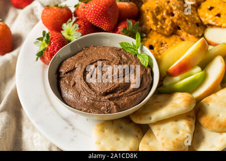 Hausgemachte Schokolade Dessert Hummus Dip mit Äpfeln und Naan Stockfoto