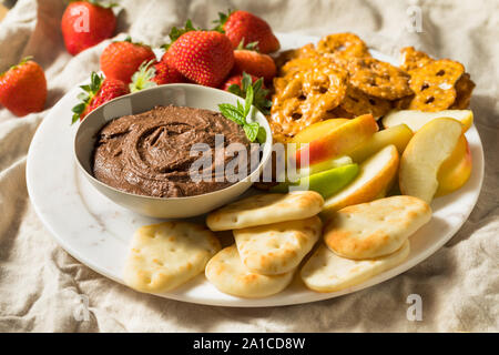 Hausgemachte Schokolade Dessert Hummus Dip mit Äpfeln und Naan Stockfoto