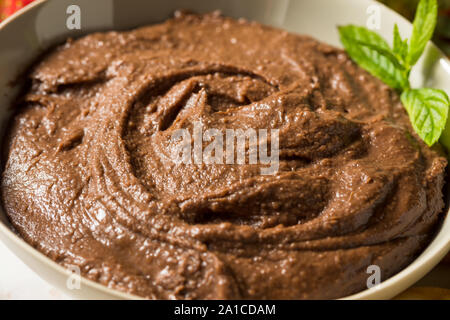 Hausgemachte Schokolade Dessert Hummus Dip mit Äpfeln und Naan Stockfoto