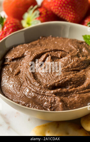 Hausgemachte Schokolade Dessert Hummus Dip mit Äpfeln und Naan Stockfoto