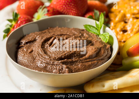 Hausgemachte Schokolade Dessert Hummus Dip mit Äpfeln und Naan Stockfoto