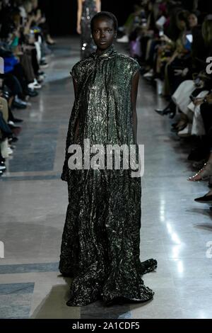 Paris, Frankreich. 25 Sep, 2019. ROCHAS SS 20 Start- und Landebahn bei der Paris Fashion Week - Paris, Frankreich 25.09.2019: dpa/Alamy leben Nachrichten Stockfoto