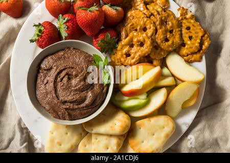 Hausgemachte Schokolade Dessert Hummus Dip mit Äpfeln und Naan Stockfoto