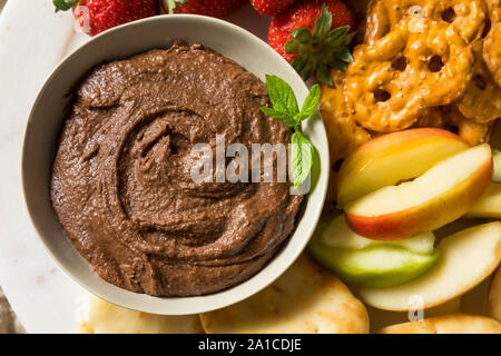 Hausgemachte Schokolade Dessert Hummus Dip mit Äpfeln und Naan Stockfoto