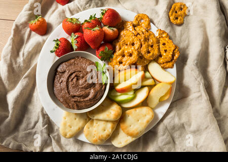 Hausgemachte Schokolade Dessert Hummus Dip mit Äpfeln und Naan Stockfoto