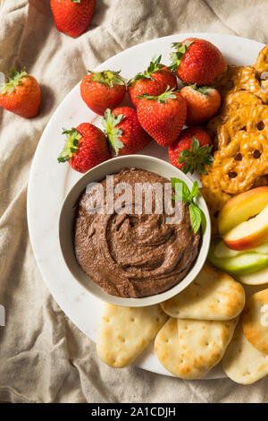 Hausgemachte Schokolade Dessert Hummus Dip mit Äpfeln und Naan Stockfoto