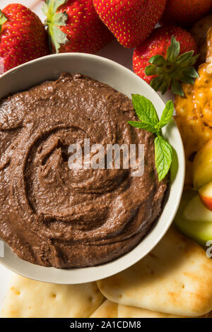 Hausgemachte Schokolade Dessert Hummus Dip mit Äpfeln und Naan Stockfoto