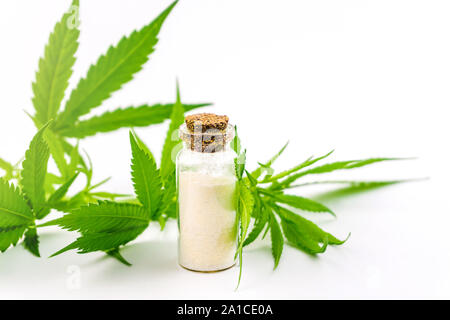 CBD Cannabidiol Kristalle isolieren in Glas container. Mit Cannabis leaf isoliert Stockfoto