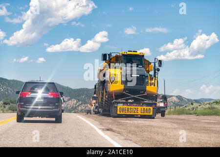 Meeker, USA - Juli 22, 2019: Canyon die Berge in der Nähe Gewehr, Colorado mit Autos auf der Straße während der sonnigen Sommertag und übergroße Lkw Stockfoto