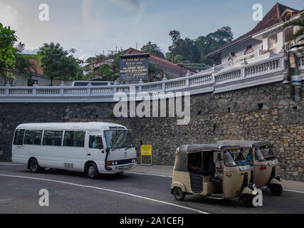 KANDY, SRI LANKA - 05. AUGUST 2019: Sie sind lokale Bus- und Tuk Tuk für alle Menschen. Es ist lokaler Transport von Sri Lanka. Alle diese ist die Population Stockfoto