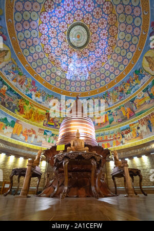 KANDY, SRI LANKA - AUGUST 05-2019: Der Tempel in Kandy, Sri Lanka. Die Tür aus Holz. Es ist eine der berühmten Tempel für Reisen. Stockfoto