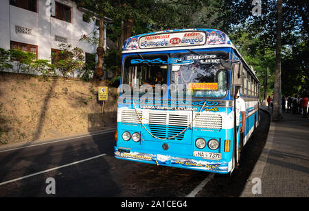 KANDY, SRI LANKA - 05. AUGUST 2019: Die meisten Überlandbusse in Sri Lanka sind schnell, und es ist ein Bus für alle Menschen. Es ist lokale transportati Stockfoto