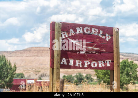 Rangely, USA - Juli 22, 2019: Canyon Berge im berühmten Colorado City mit Vintage Retro Holz- Flughafen Zeichen closeup Stockfoto