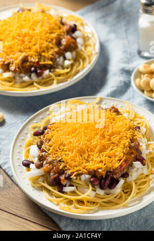 Hausgemachte Cincinnati Chili Spaghetti mit Käse und Zwiebeln Stockfoto