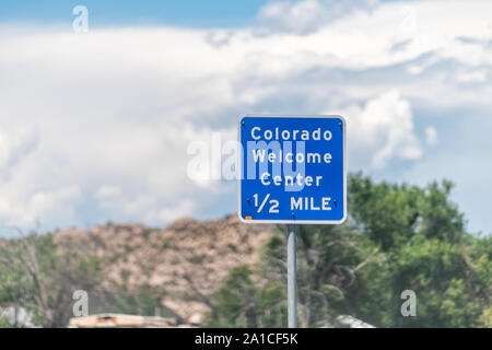 Colorado Welcome Center sign Closeup auf Straße in Dinosaurier Stadt im Sommer Stockfoto