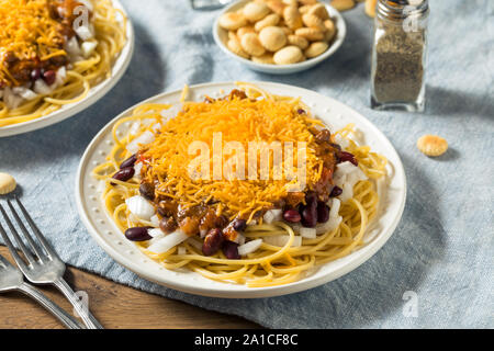 Hausgemachte Cincinnati Chili Spaghetti mit Käse und Zwiebeln Stockfoto