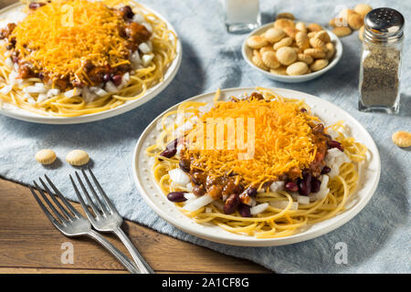 Hausgemachte Cincinnati Chili Spaghetti mit Käse und Zwiebeln Stockfoto