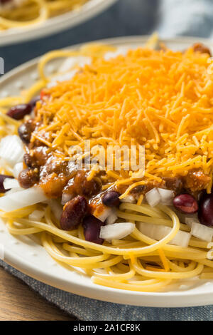 Hausgemachte Cincinnati Chili Spaghetti mit Käse und Zwiebeln Stockfoto