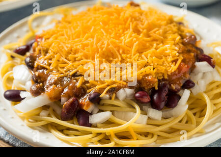 Hausgemachte Cincinnati Chili Spaghetti mit Käse und Zwiebeln Stockfoto