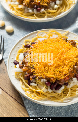 Hausgemachte Cincinnati Chili Spaghetti mit Käse und Zwiebeln Stockfoto