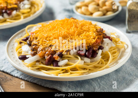 Hausgemachte Cincinnati Chili Spaghetti mit Käse und Zwiebeln Stockfoto