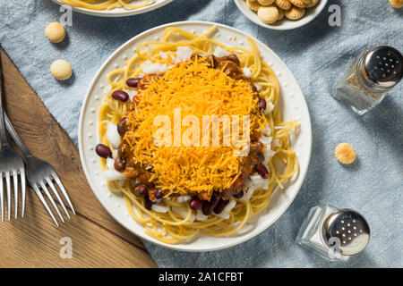 Hausgemachte Cincinnati Chili Spaghetti mit Käse und Zwiebeln Stockfoto