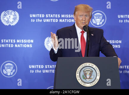 New York, Vereinigte Staaten. 25 Sep, 2019. Us-Präsident Donald Trump spricht bei einer Pressekonferenz im Intercontinental Hotel in New York City während der 74Th Allgemeine Aussprache in der Generalversammlung der Vereinten Nationen am Mittwoch, September 25, 2019 in New York City. Präsident Trump behandelt Fragen im Zusammenhang mit der Einführung von Amtsenthebungsverfahren, dass der Tag vor dem am 24. September 2019 von der Sprecherin des Repräsentantenhauses Nancy Pelosi angekündigt wurden. Quelle: UPI/Alamy leben Nachrichten Stockfoto