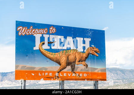 Dinosaur, USA - 22. Juli 2019: Colorado Grenze Stadt mit Willkommen in Utah mit Leben erhöhten Text und Tier Bild Stockfoto