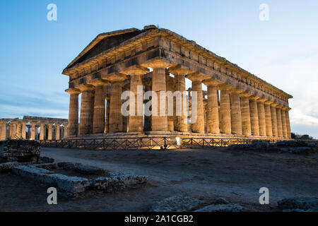 Der Tempel von Hera II (auch fälschlicherweise Neptontempel oder Poseidon genannt) ist ein griechischer Tempel in Paestum, Kampanien, Italien. Stockfoto