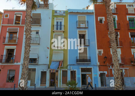Farbige Häuser in Benidorm, Alicante, Spanien, 21. August 2019 Stockfoto