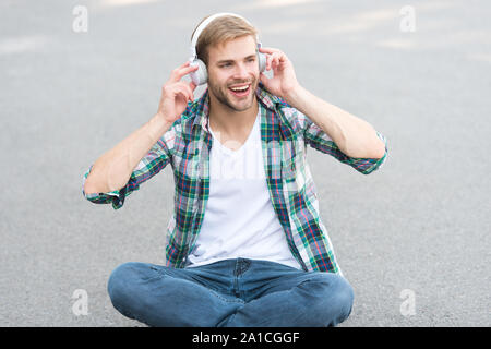Weltweit Wissen zugreifen. Audio Bibliothek. Eine andere Art des Lernens. Mann gut aussehender Student Kopfhörer. Online lernen. Educational technology. E-Learning. Studie überall. Hörbuch Konzept. Stockfoto