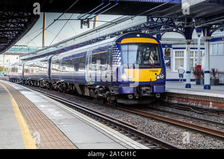 Ein scotrail Klasse 170 Turbostar diesel Zug am Bahnsteig 2 von Stirling Bahnhof Stockfoto