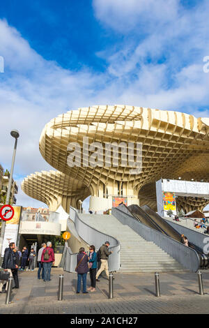 Sevilla, Spanien - 15. Dezember 2017: Metropol Parasol (Setas de Sevilla), Struktur in Form einer Pergola aus Holz und Beton entfernt im La Encar Stockfoto