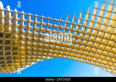 Sevilla, Spanien - 15. Dezember 2017: Metropol Parasol (Setas de Sevilla), Struktur in Form einer Pergola aus Holz und Beton entfernt im La Encar Stockfoto