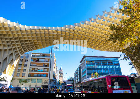 Sevilla, Spanien - 15. Dezember 2017: Metropol Parasol (Setas de Sevilla), Struktur in Form einer Pergola aus Holz und Beton entfernt im La Encar Stockfoto